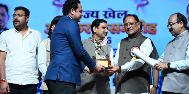 संकेत सैमुएल ने बढ़ाया तखतपुर का मान, शहीद पंकज विक्रम पुरस्कार से हुए सम्मानित