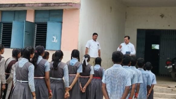 आकस्मिक निरीक्षण में खुली स्कूलों की लापरवाही डीईओ ने अनुपस्थित शिक्षकों पर वेतन रोकने की कार्रवाई की